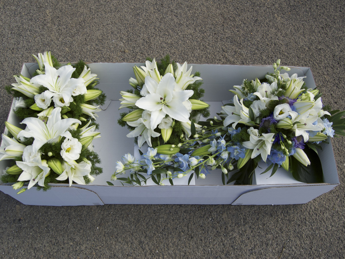 Букеты с белыми цветами лилии и эустомы