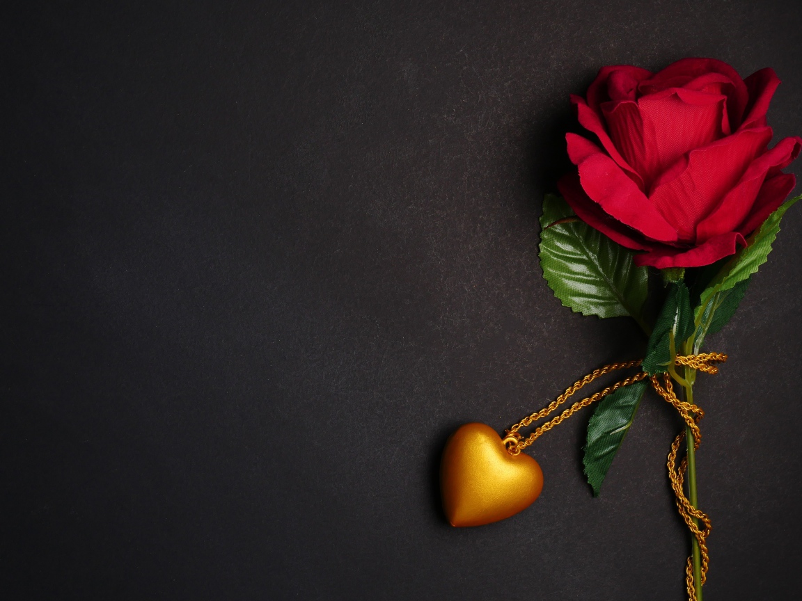 Красная искусственная роза с кулоном в форме сердца