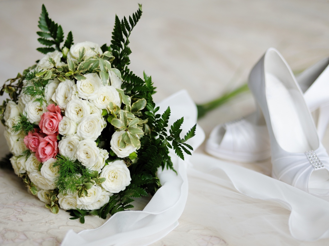 Свадебный букет роз с белыми туфлями