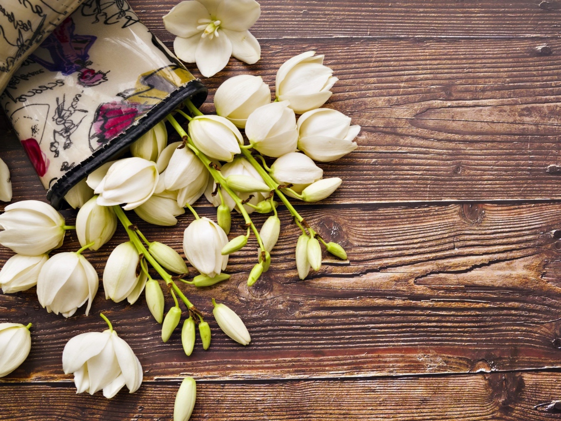 Белые цветы на деревянном фоне