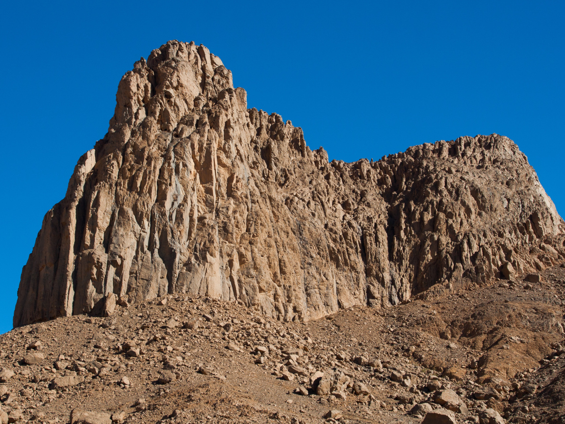 Скала под чистым голубым небом