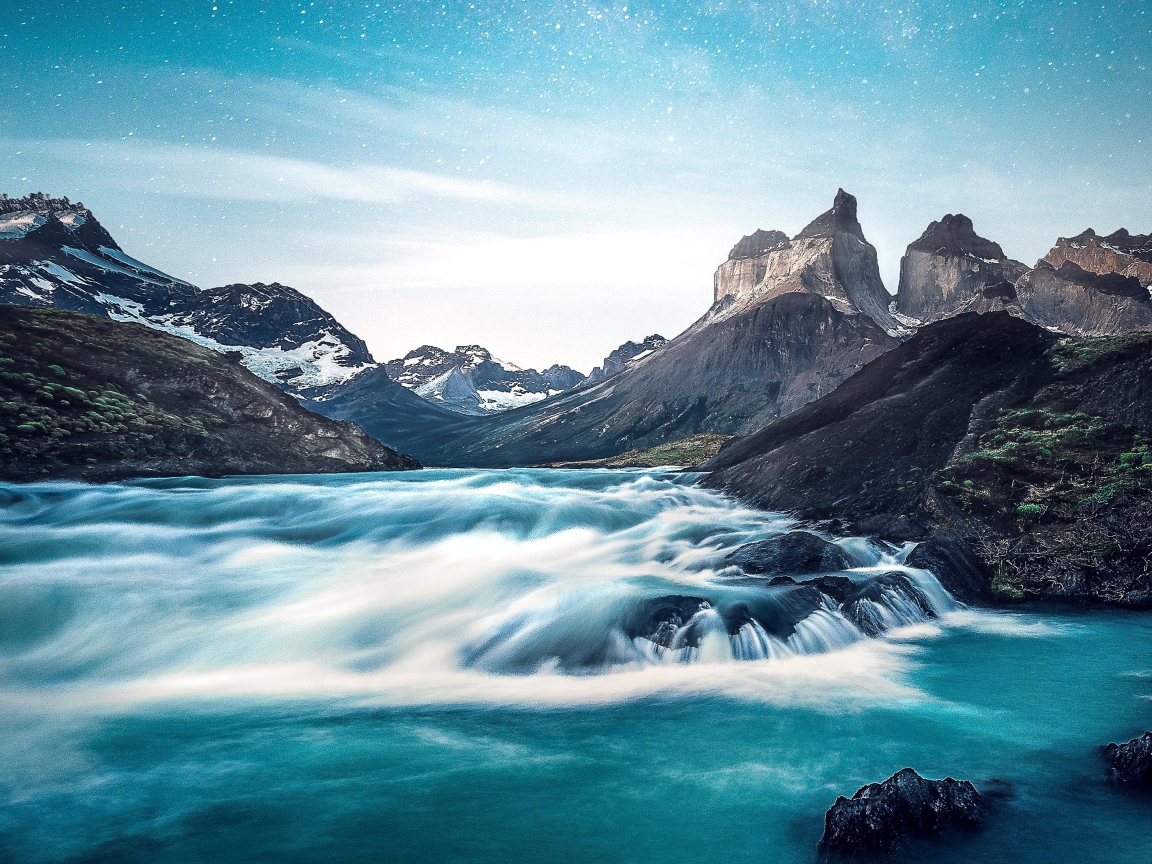 Быстрая река среди каменных горных берегов