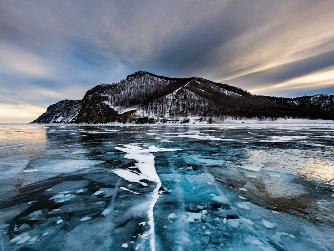 Покрытое льдом озеро Байкал на острове Ольхон, Россия