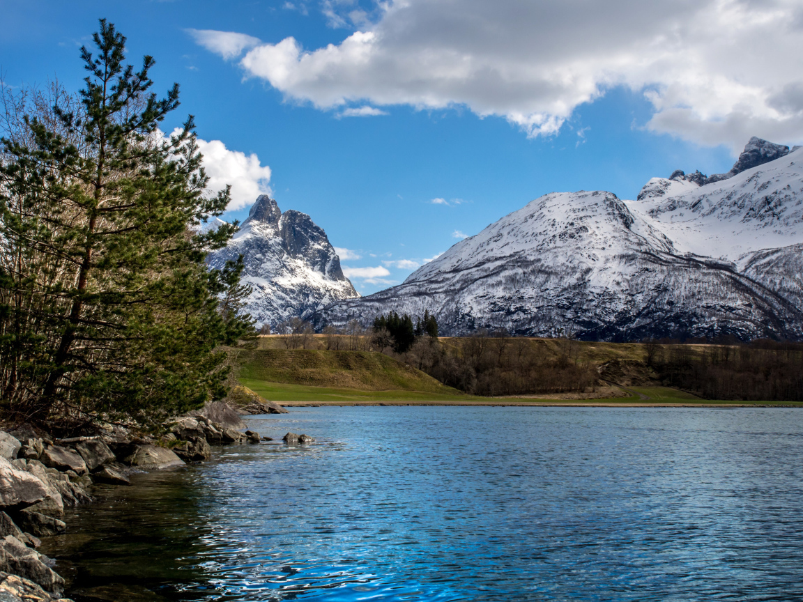 Горное озеро на фоне гор под красивым небом