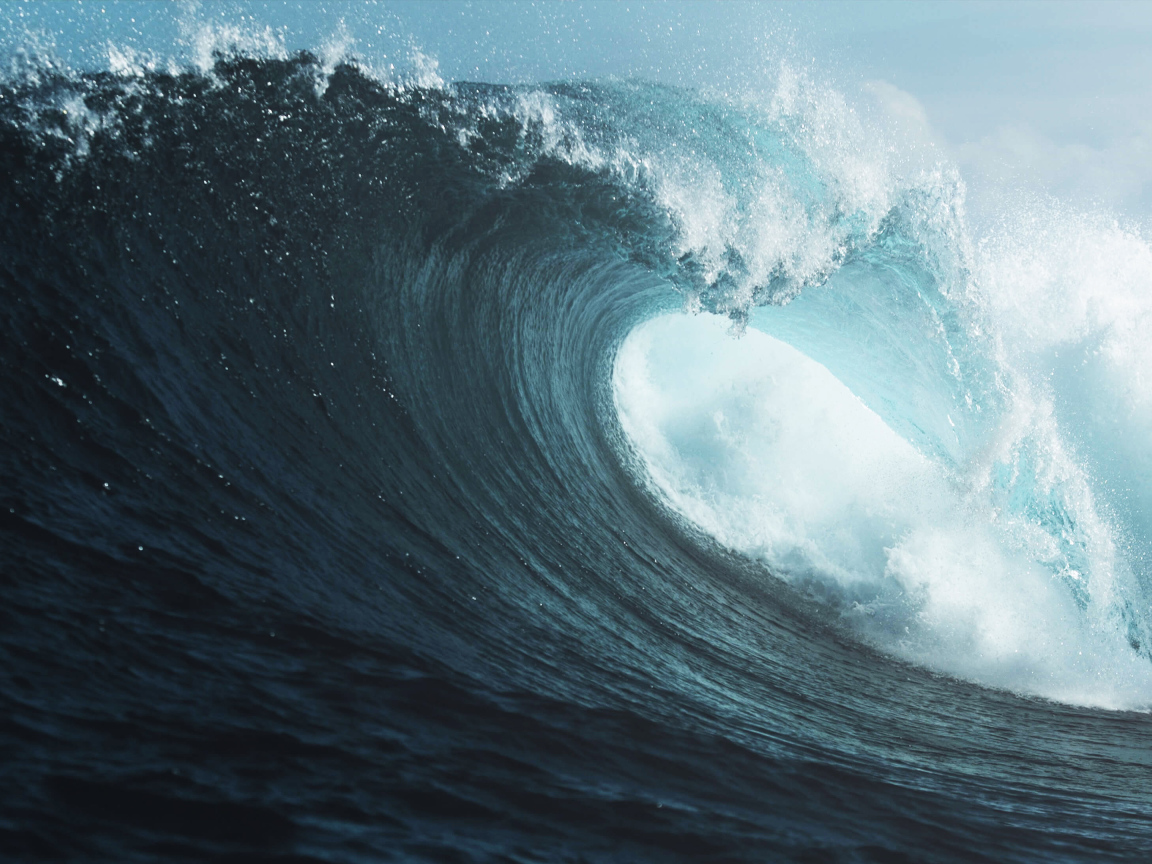 Высокая морская волна на фоне неба 