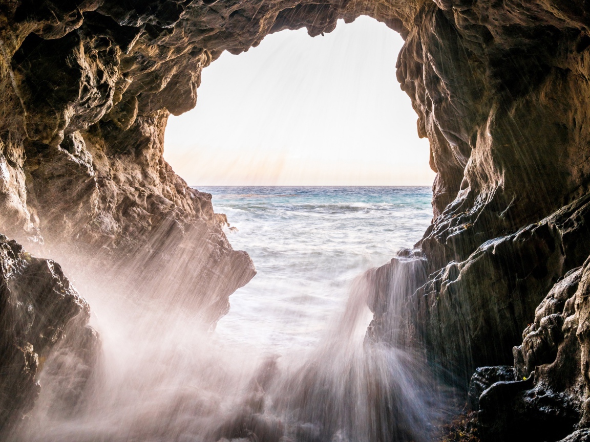 Брызги моря бьются о скалы