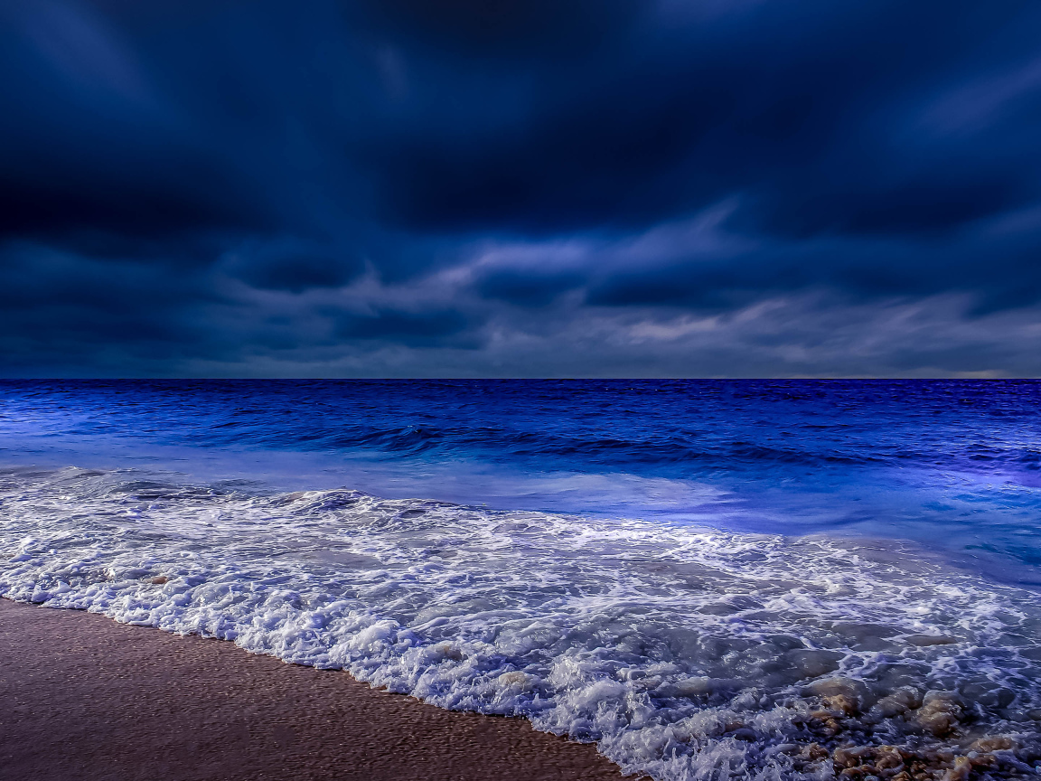 Ночь окутала морское побережье