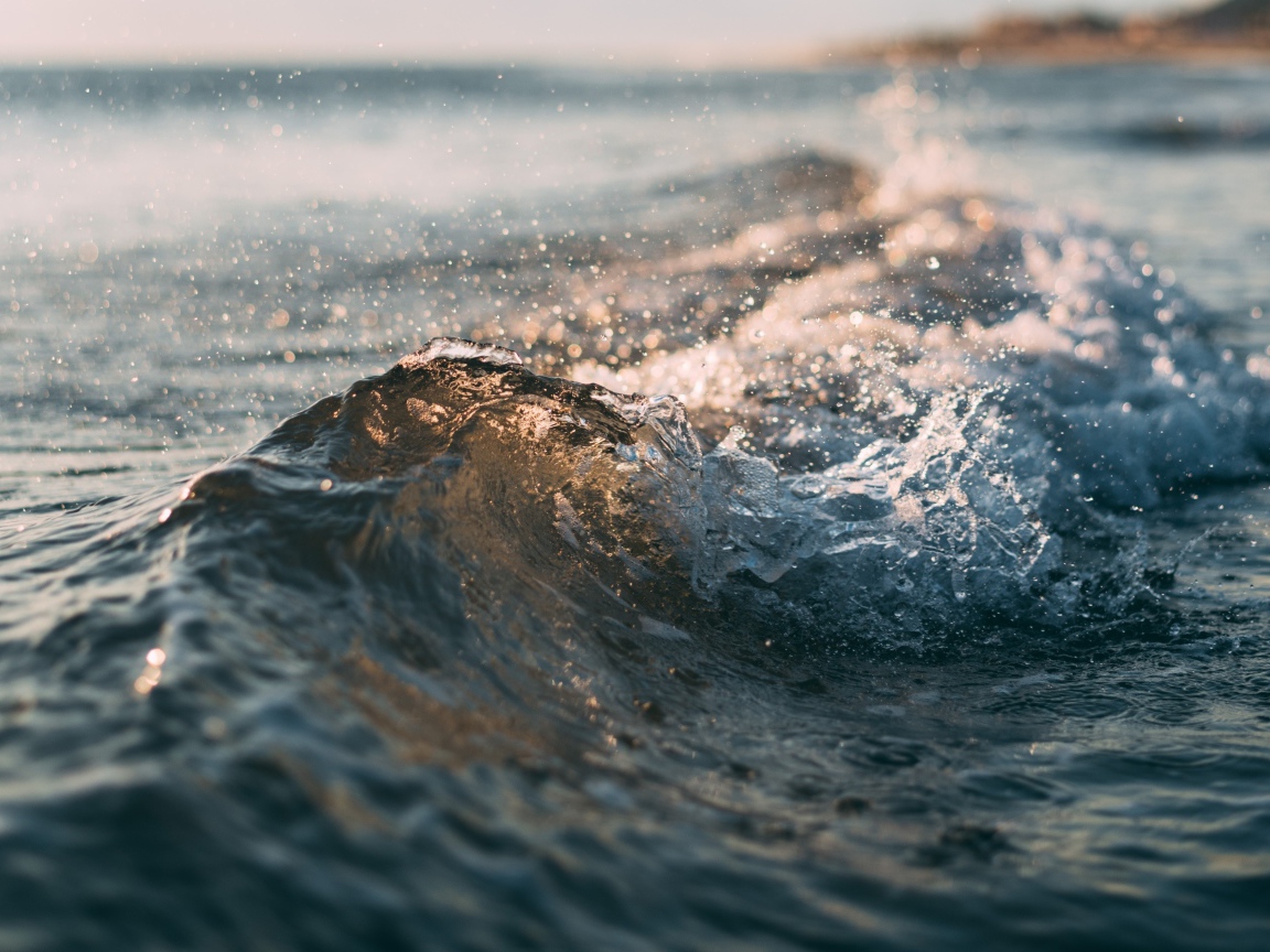 Бушующие морские волны у берега