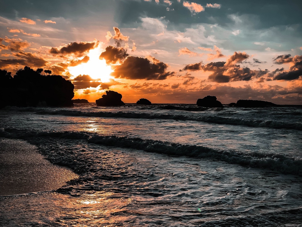 Красивый закат солнца в облачном небе над морем