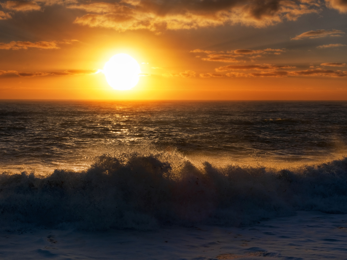 Красивый закат солнца в море 