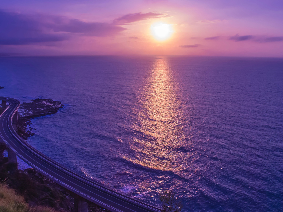 Фиолетовый закат солнца отражается в море 