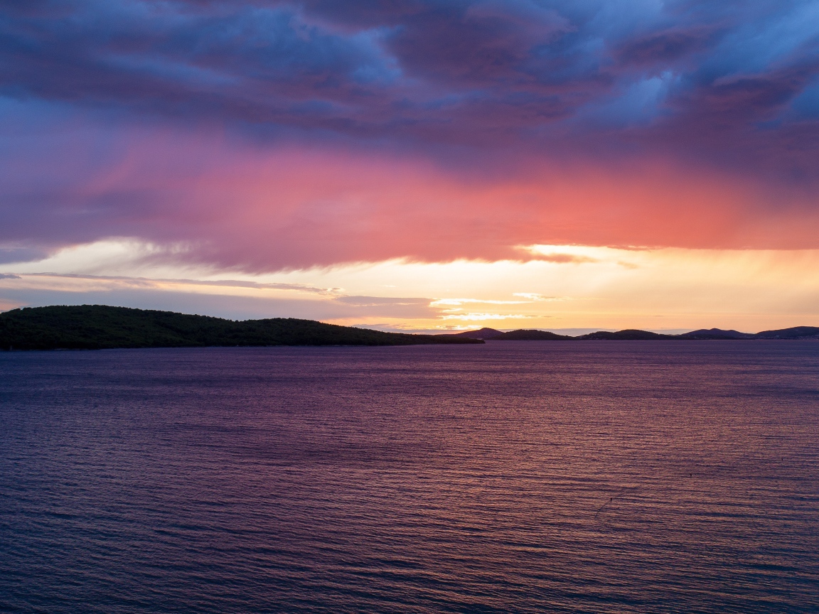 Спокойная вода в озере под красивым небом на закате