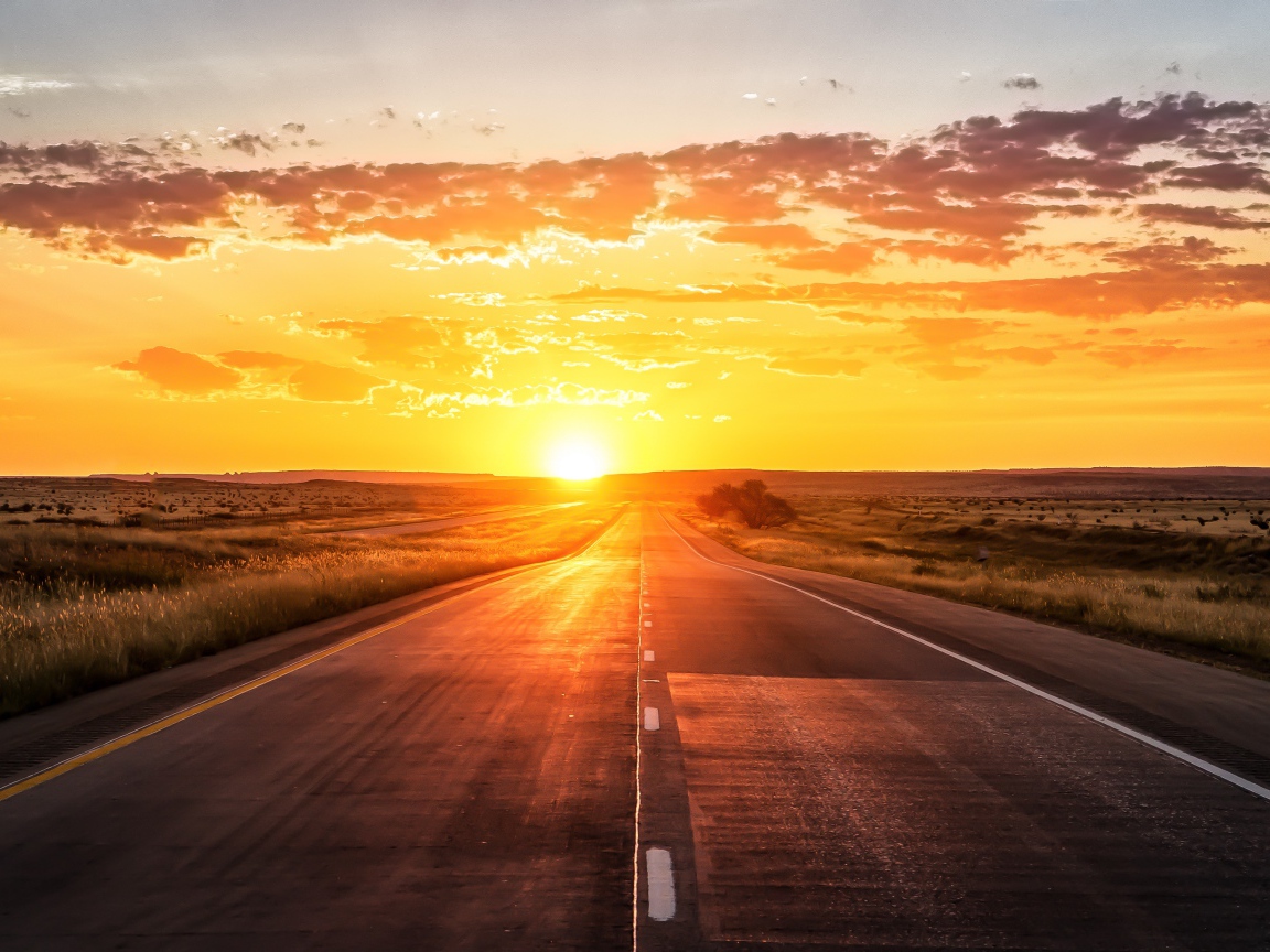Ровная дорога на закате солнца 