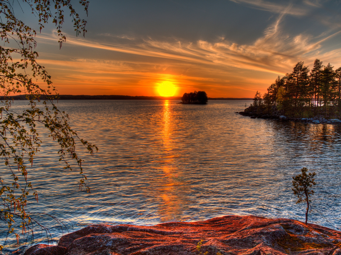 Закат солнца отражается в реке