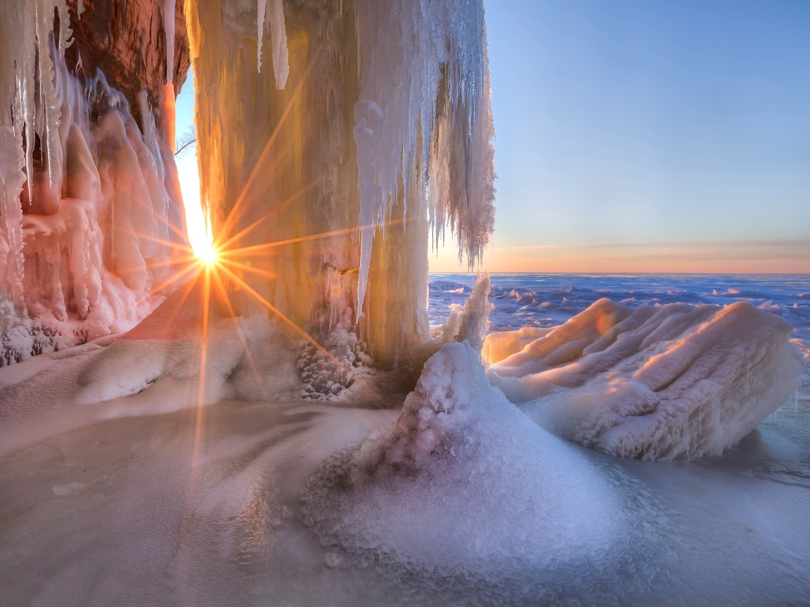 Заледеневший водопад с лучах яркого солнца