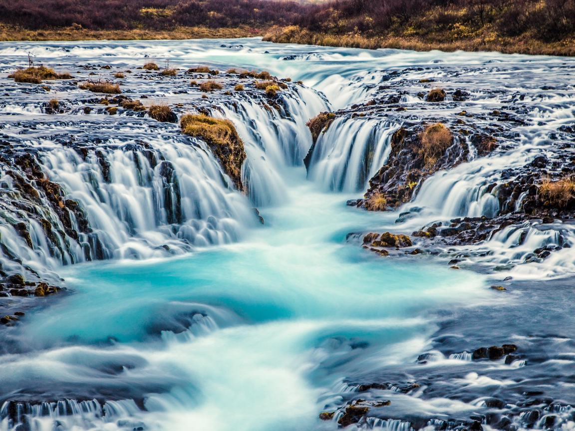 Быстрый водопад стекает с гор 