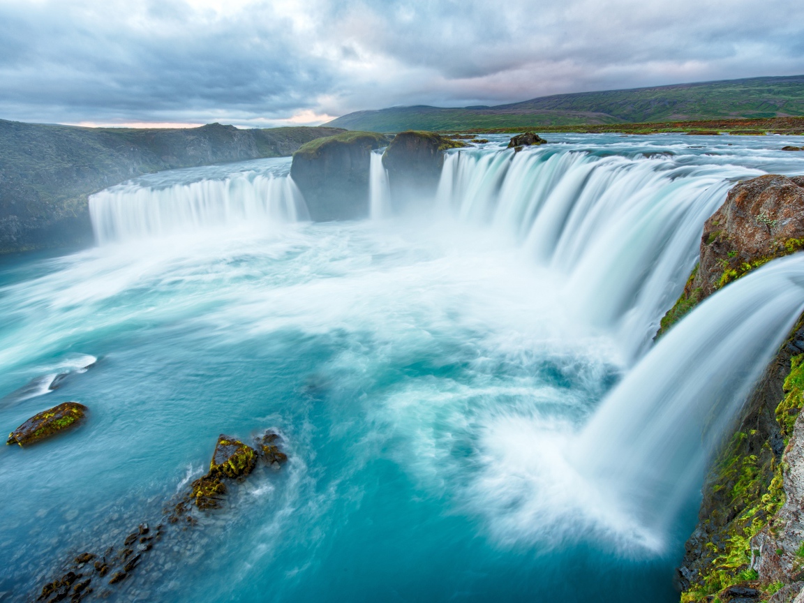 Быстрый водопад стекает со скалы 