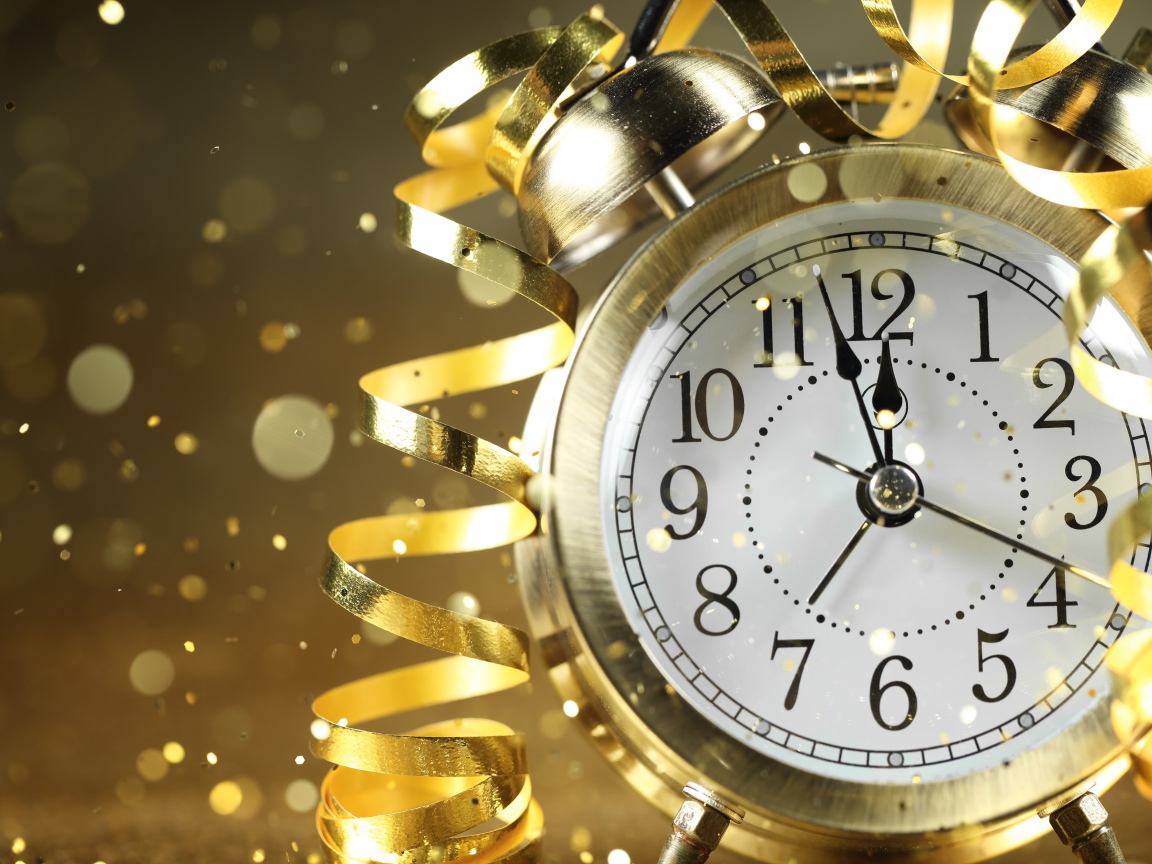 Стрелки новогоднего будильника с серпантином доходят до двенадцати ночи