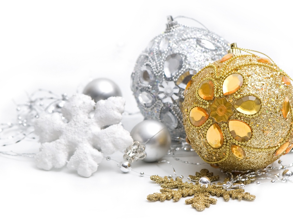 Красивые елочные шары со снежинками на белом фоне