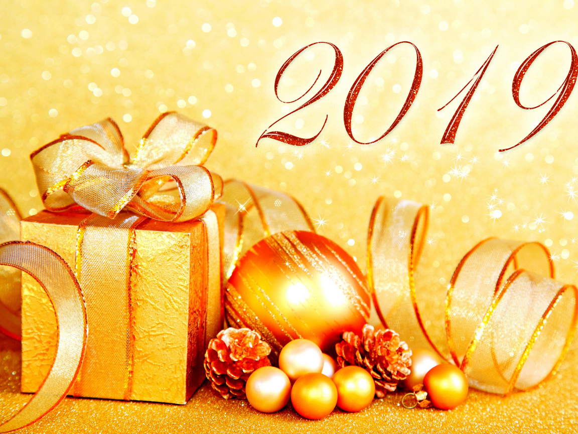 Красивый золотой подарок и игрушки на Новый год и Рождество 2019 