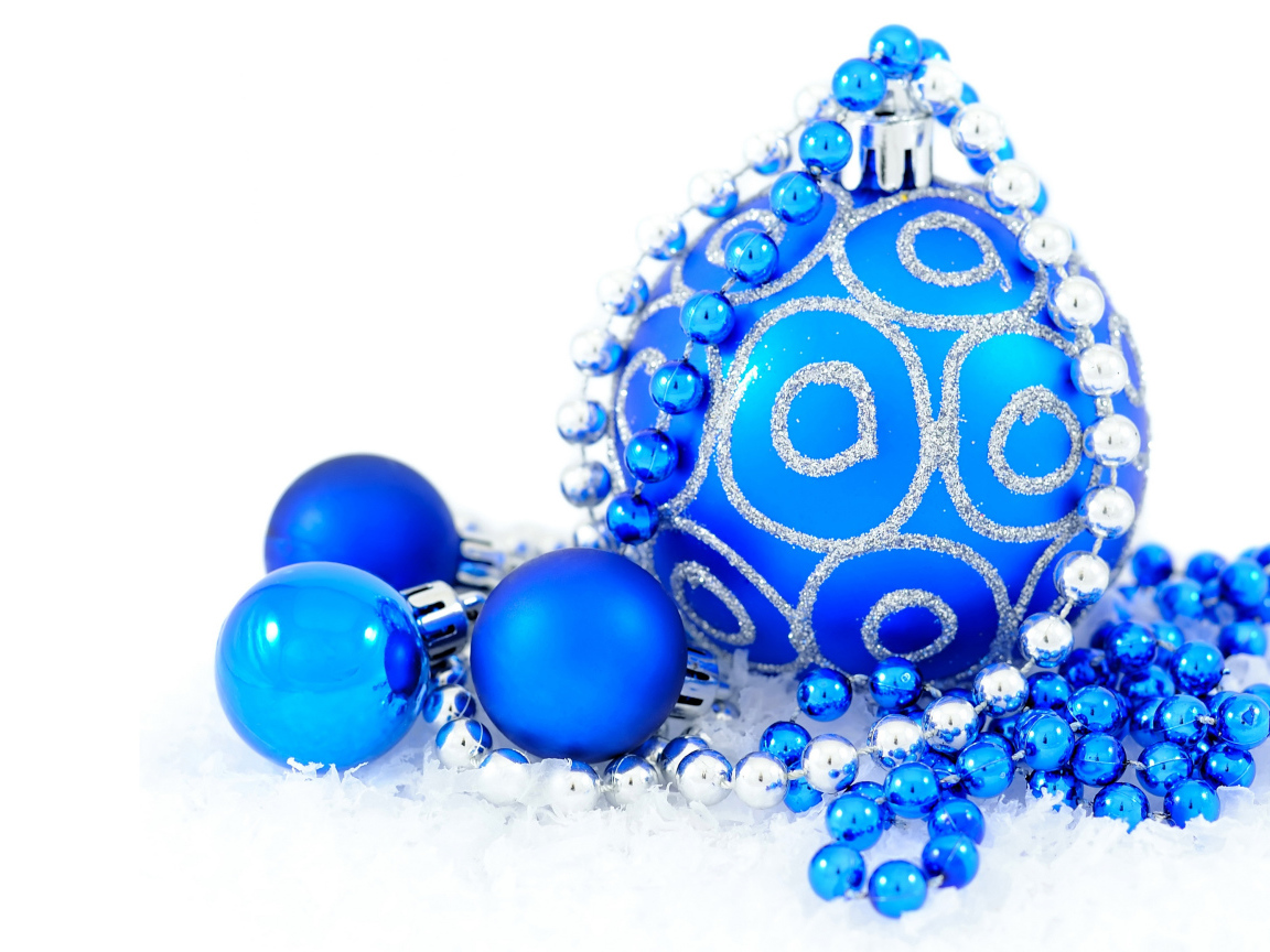 Голубые блестящие шарики с бусами на белом фоне на Новый год 