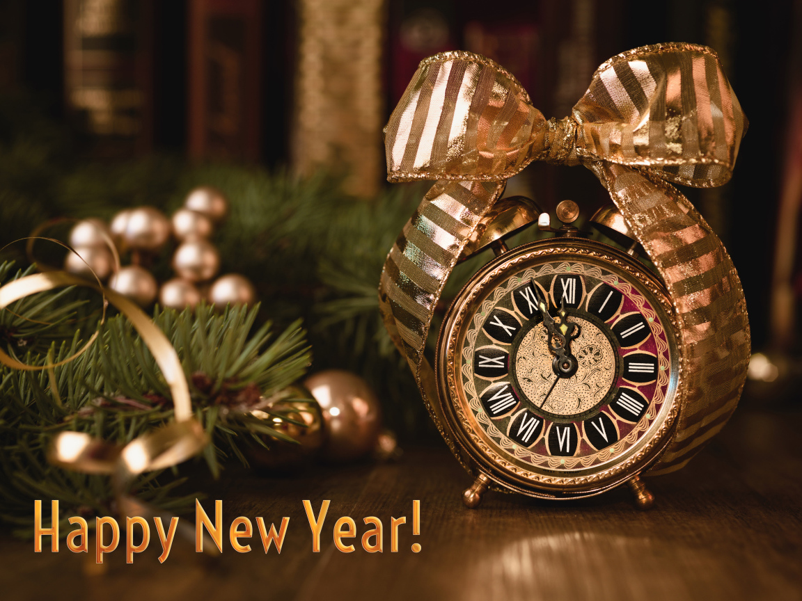 Часы и еловая ветка на новый год 2019