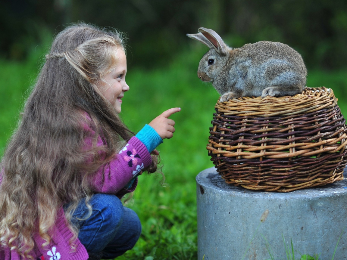 Маленькая длинноволосая девочка с кроликом