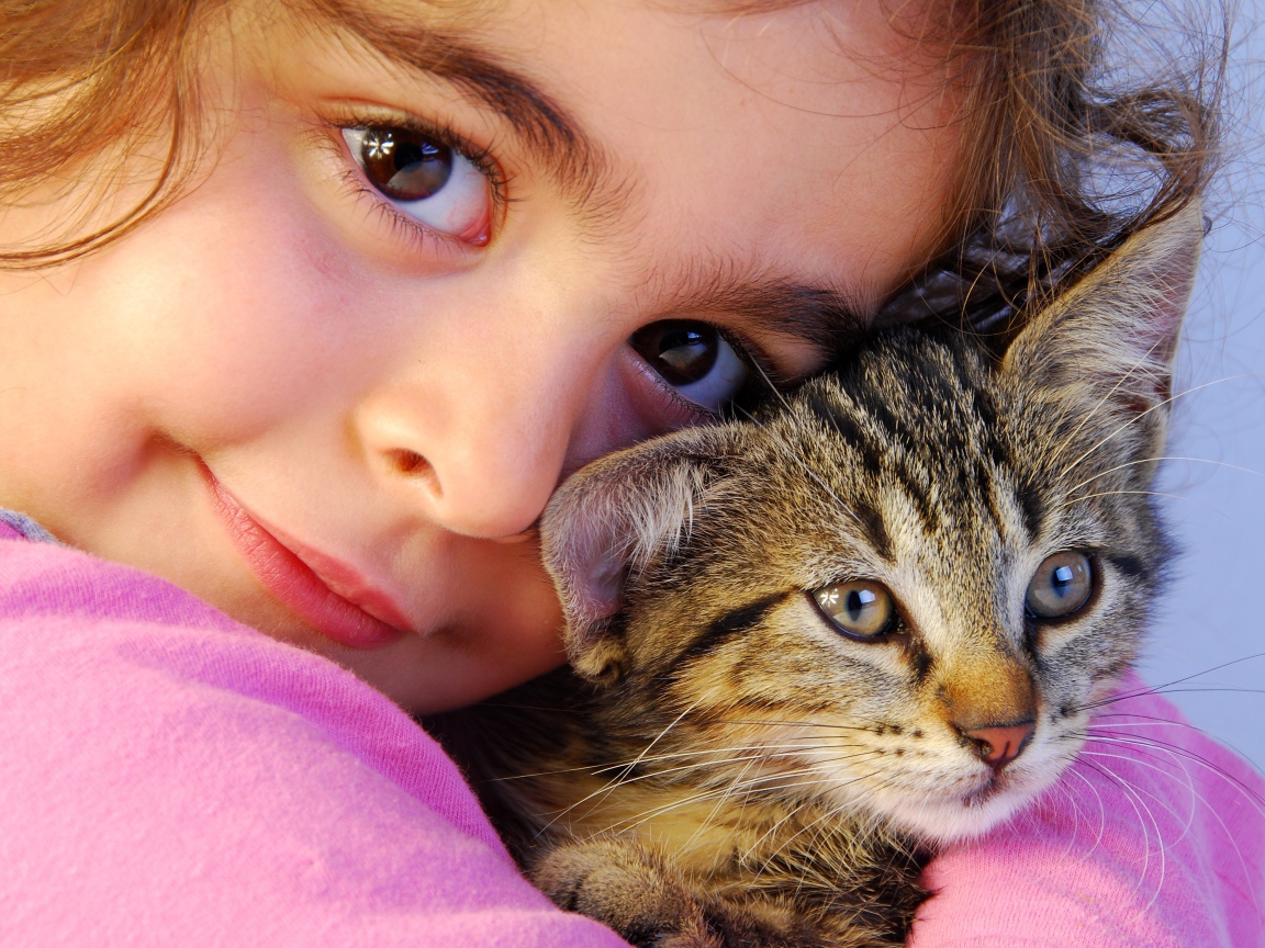 Маленькая кареглазая девочка с серым котом