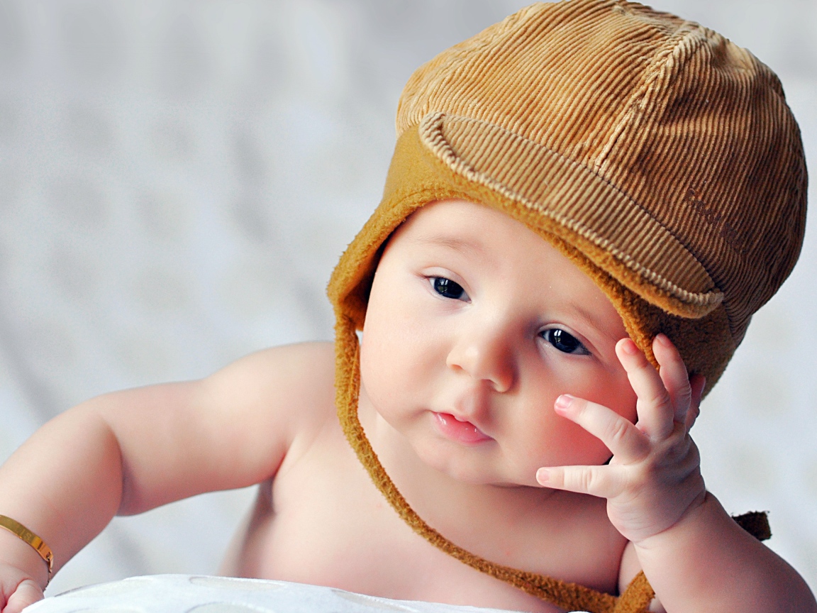 Маленький ребенок подложил руку под голову