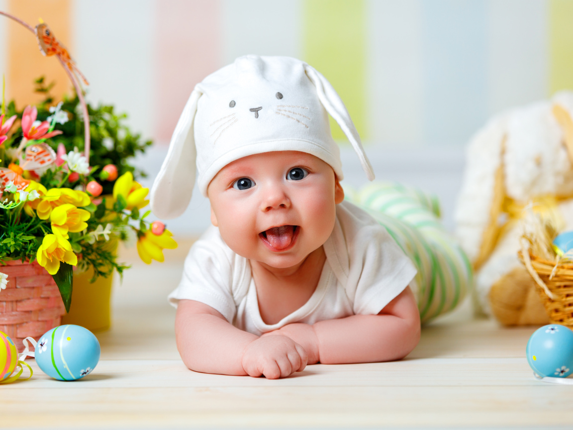 Маленький ребенок с корзиной цветов и пасхальными яйцами