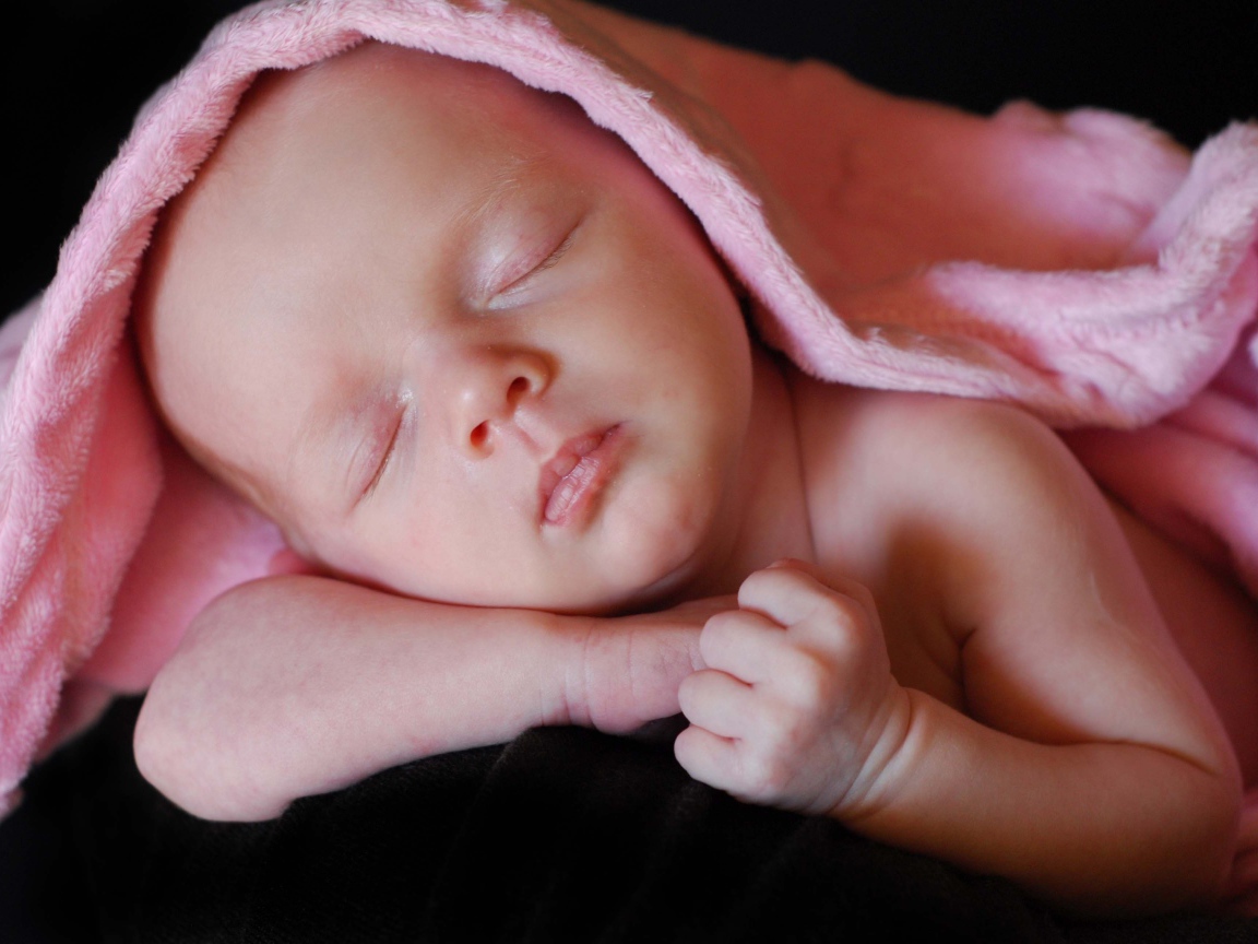 Милый спящий младенец под розовым покрывалом