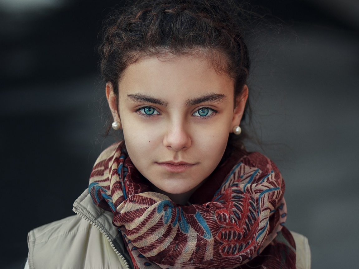 Красивая девочка с платком на шее