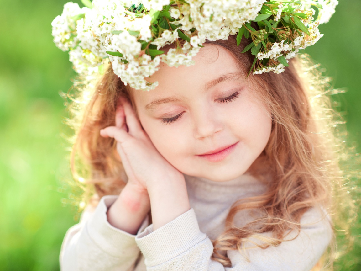 Красивая девочка с венком на голове