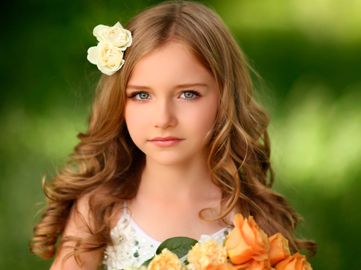 Красивая девочка с цветами в волосах