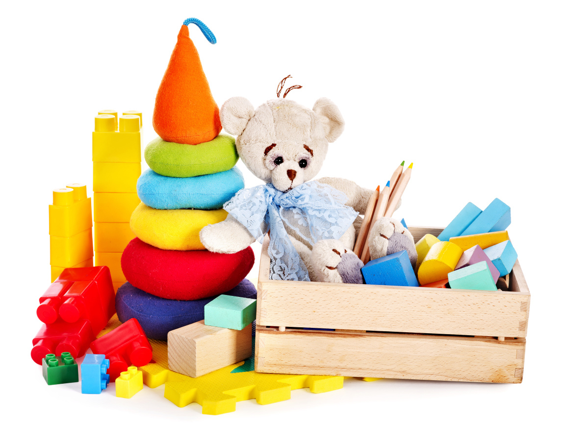 Детские игрушки на белом фоне