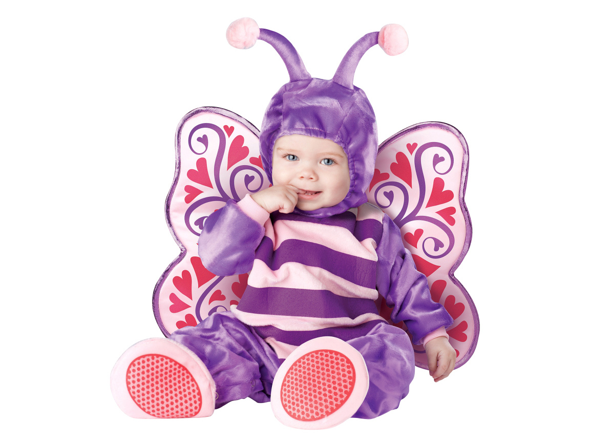 Маленький ребенок в костюме бабочки на белом фоне