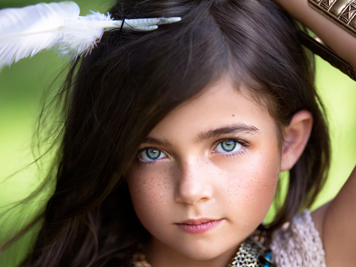 Маленькая красивая девочка с белым пером в волосах