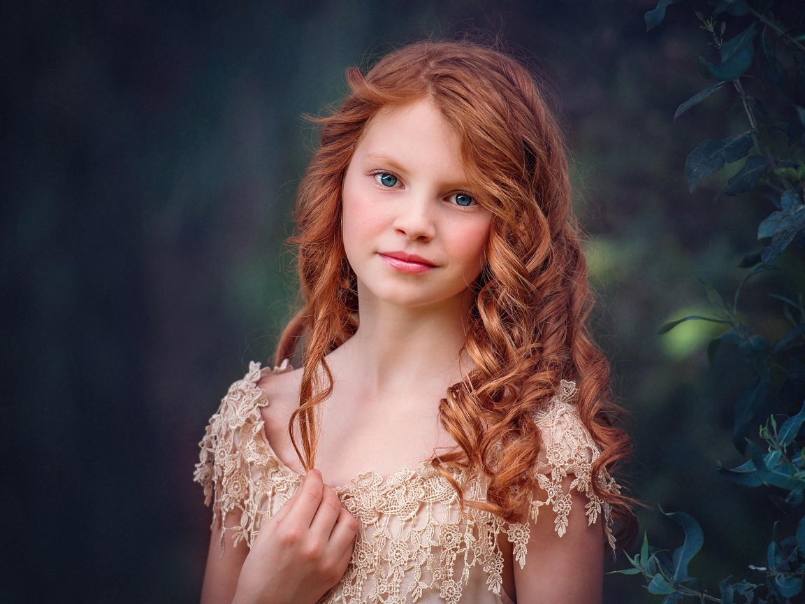 Маленькая голубоглазая рыжеволосая девочка в красивом платье