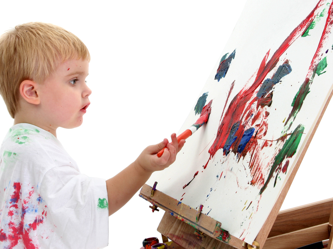 Маленький мальчик рисует красками 