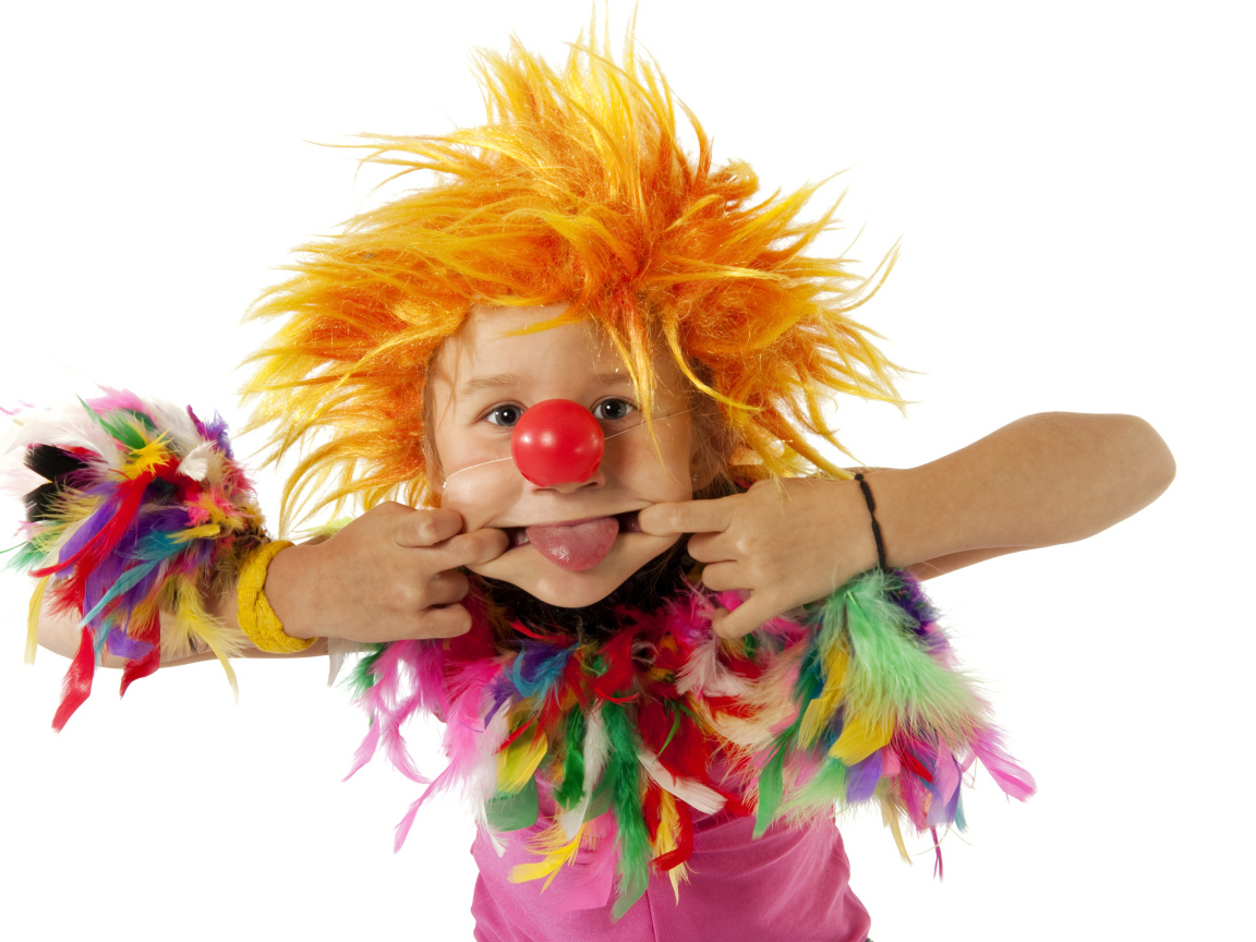 Маленький мальчик в костюме клоуна на белом фоне