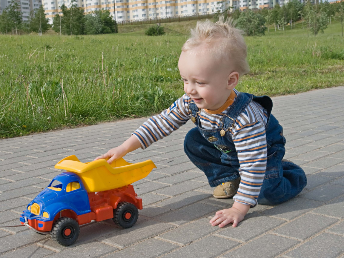 Маленький мальчик играет с машинкой