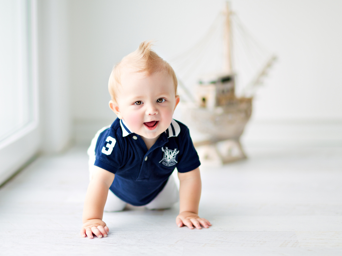 Маленький милый кареглазый мальчик