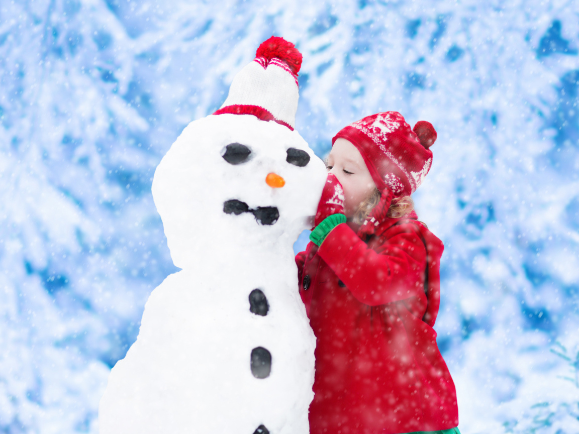 Маленькая девочка в красном пальто со снеговиком