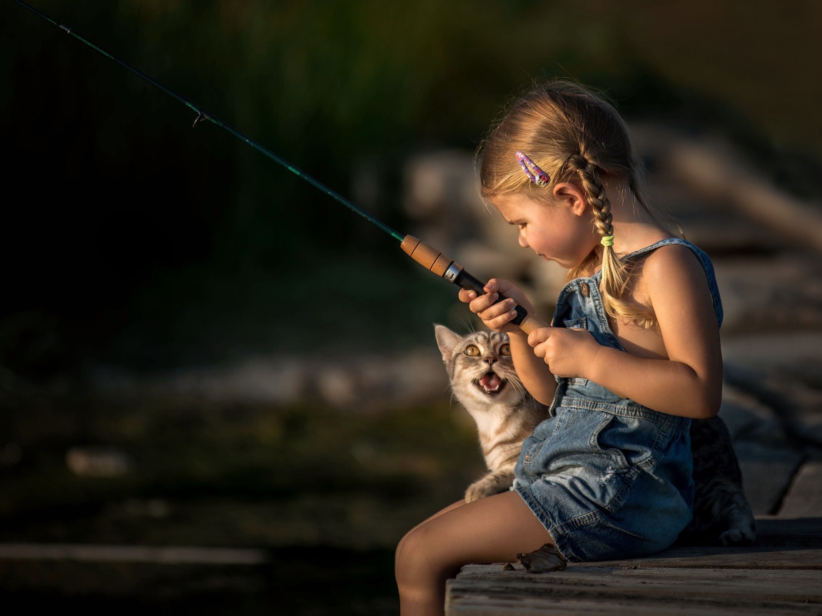 Маленькая девочка на рыбалке с котом