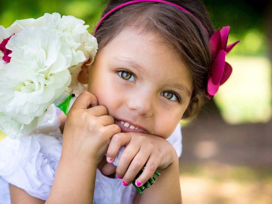 Маленькая девочка с букетом белых цветов в руках