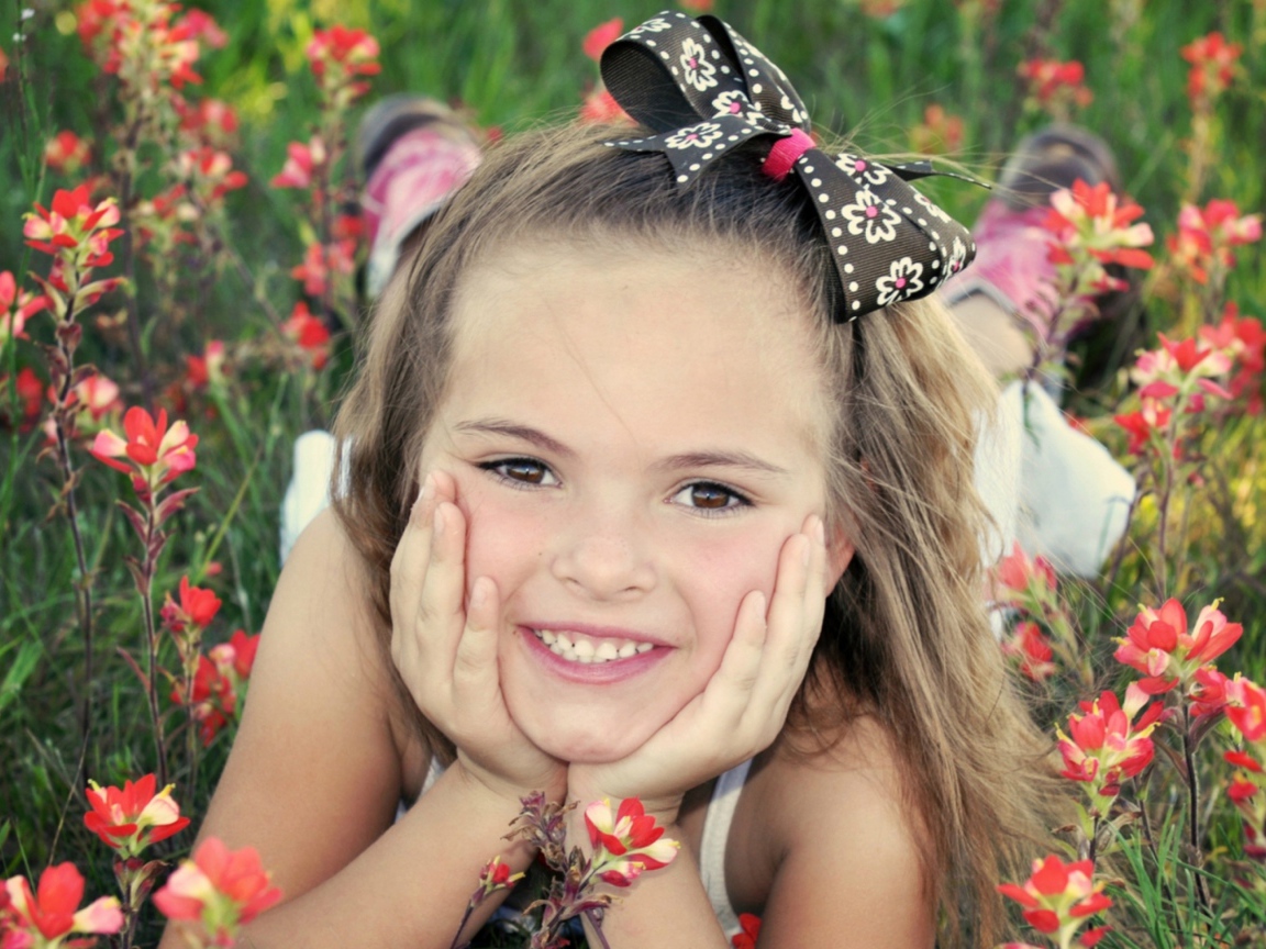 Маленькая девочка с бантом на голове