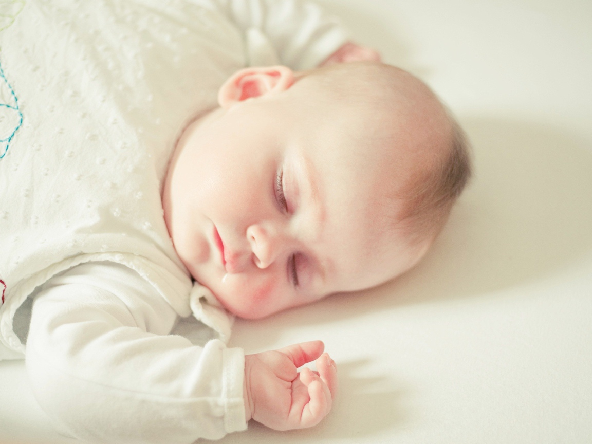 Спящий милый грудной ребенок