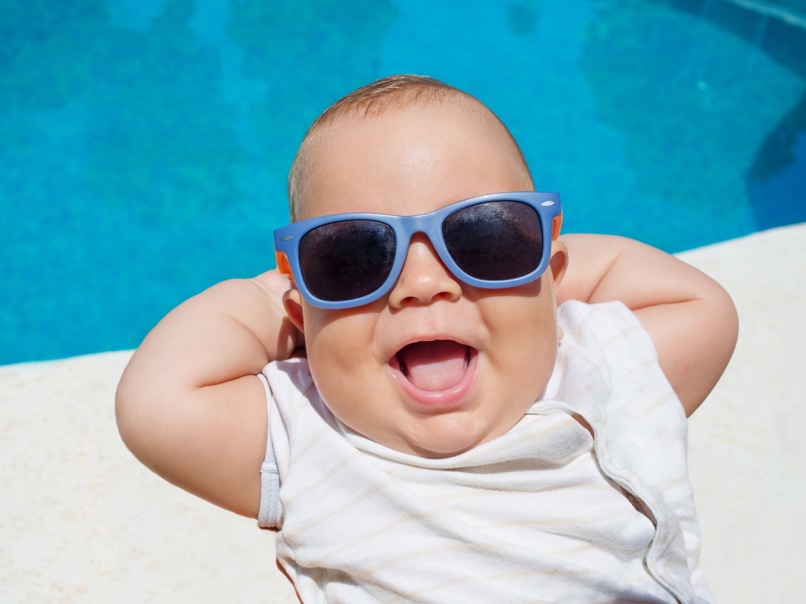 Улыбающийся младенец  солнечных очках 