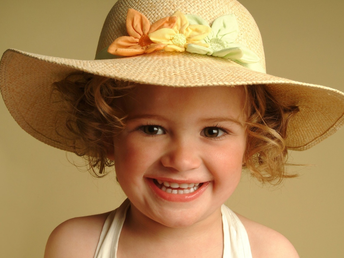 Улыбающаяся девочка в большой шляпе