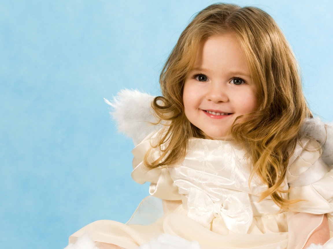 Улыбающаяся девочка с крыльями ангела